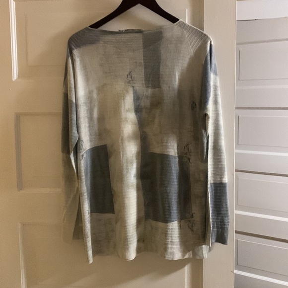 This is a gorgeous light EUC sweater - Picture 4 of 4